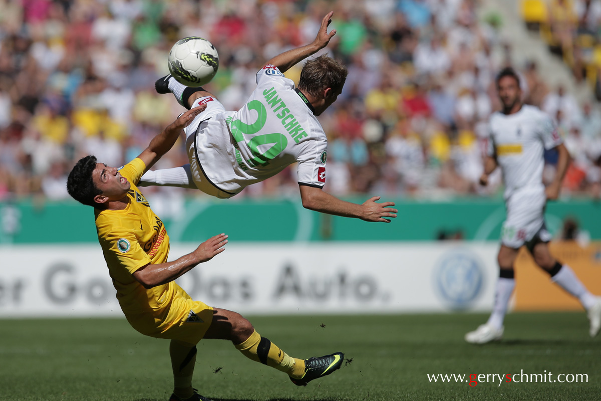 Duel between Oguzhan KEFKIR (Alemannia Aachen) and Tony JANTSCHKE (Borussia M'Gladbach) during the 1st round of German Cup