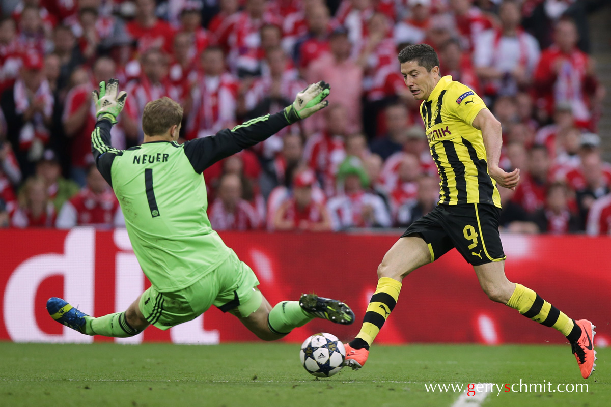 Manuel NEUER (Bayern Munchen) saves against Robert LEWANDOWSKI (Borussia Dortmund) during the CL Final at Wembley on 25.5.2013