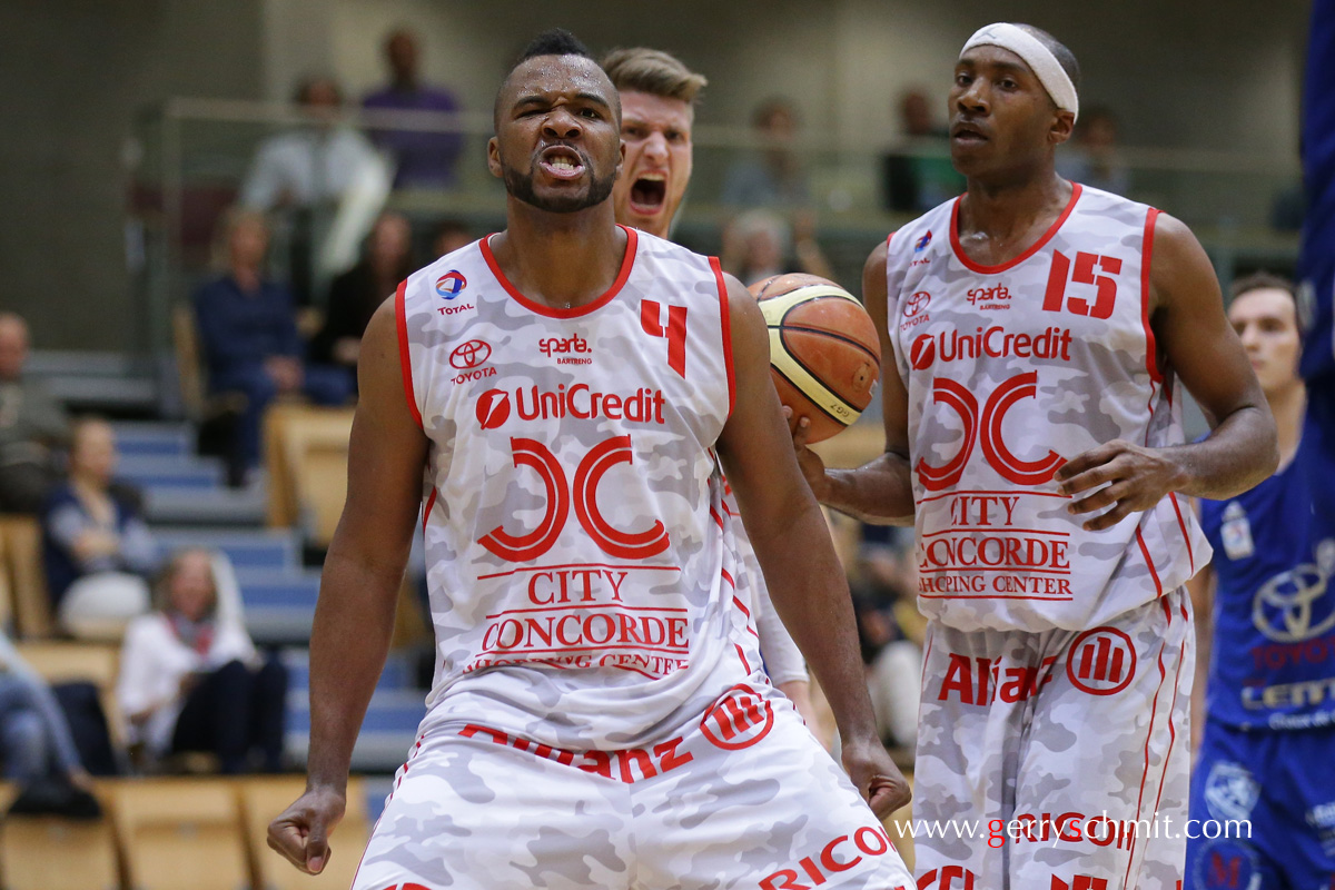 Joseph Kennerly III and Dean Gindt (Sparta Bartreng) react during the game against AB Contern