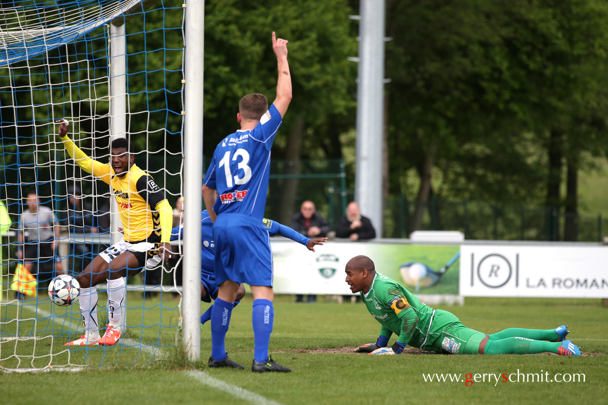   Stelvio ROSA DA CRUZ (F91 Duedelingen) scores the goal of 0-1 against Jeunesse Canach