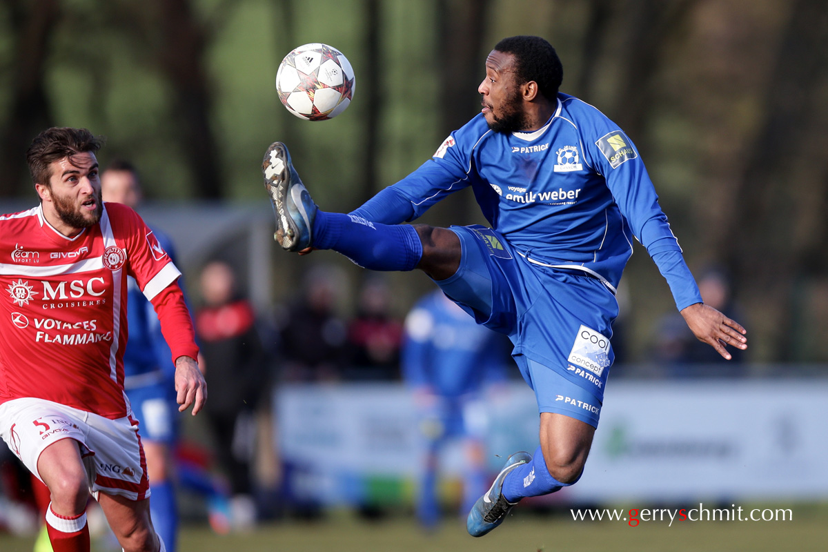 Olivier Mukendi (Jeunesse Canach) controls the ball in the air