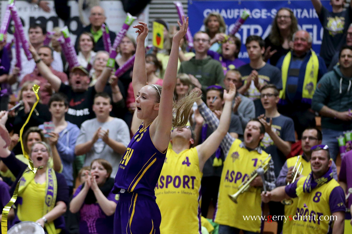 Alyssa Charlston celebrates the national title in Basketball for Amicale Steinsel