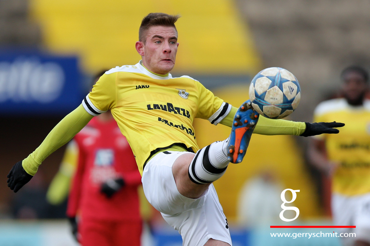 Dave Turpel of F91 Dudelange controls the ball 