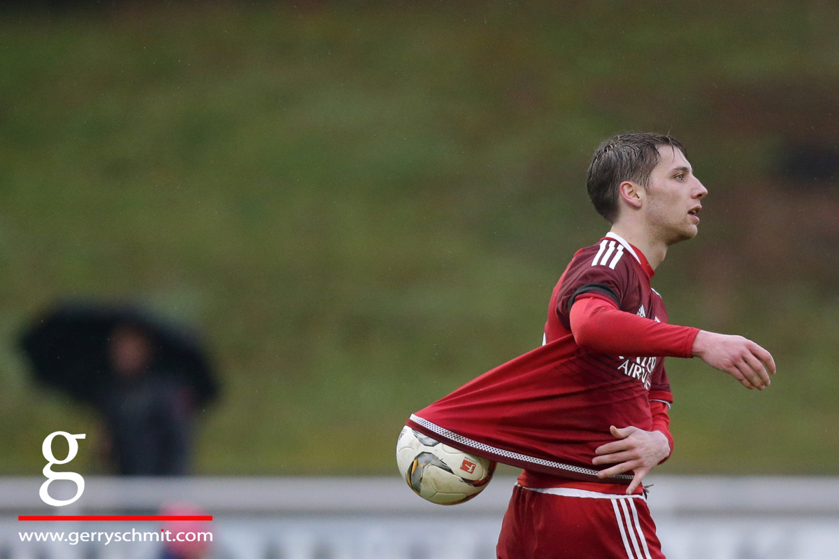 Billy Bernard (FOLA) hides the ball under his shirt
