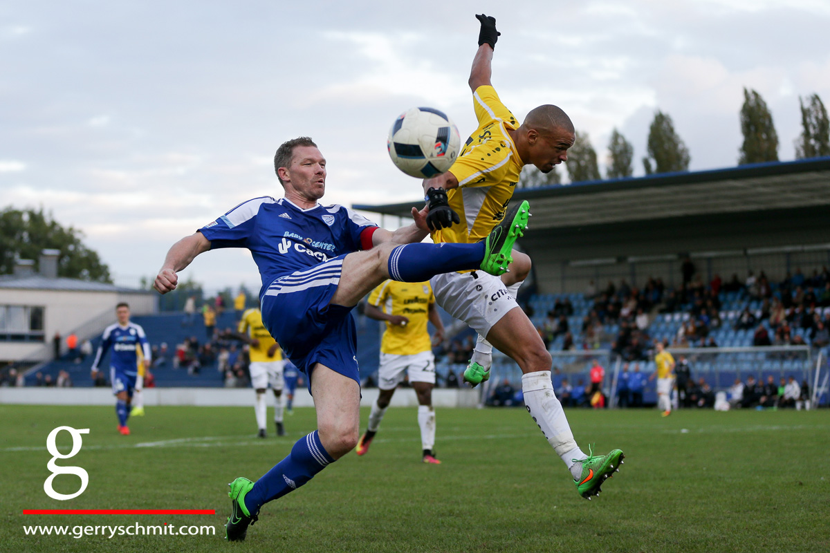 Duel between Julien Jahier (RFCUL) an Bryan Melisse (F91)