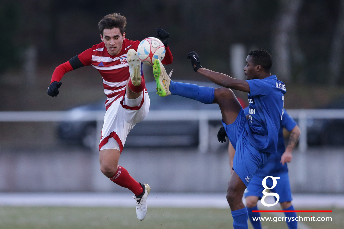 Cedric Sacras (FOLA) challenges Jules Diallo (Rumelange)