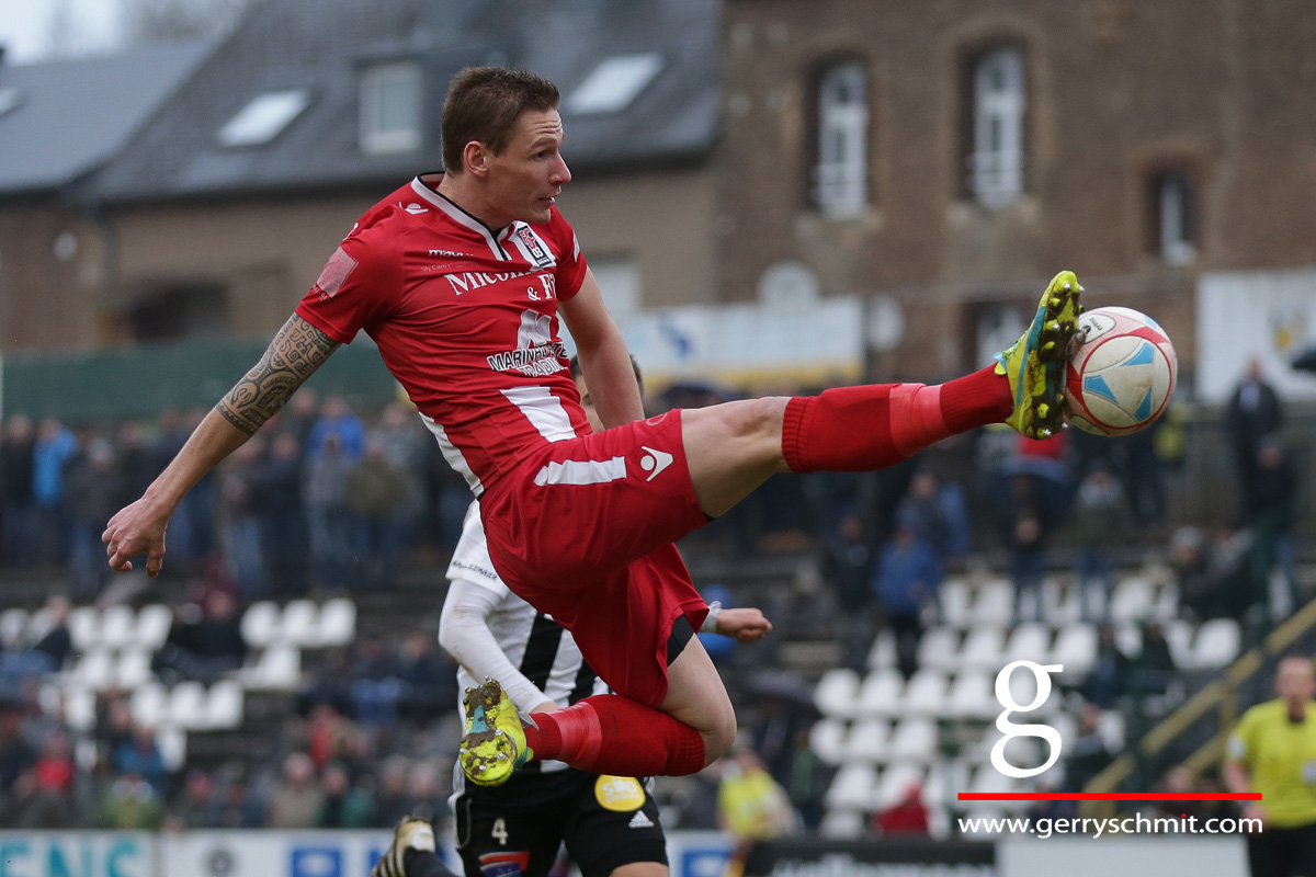 David Vandenbroeck (FC D03) tries to score against Jeunesse Esch 