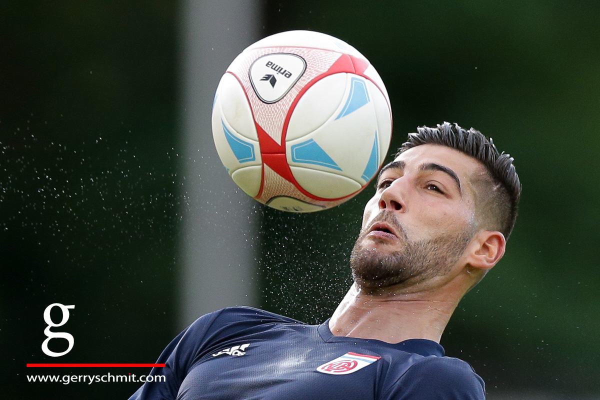 Samit Hadji (Fola Esch) controlling the ball