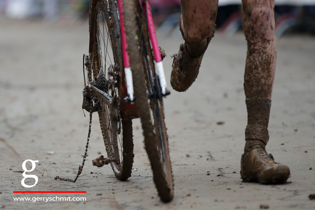 a broken chain during cyclocross championships 2018