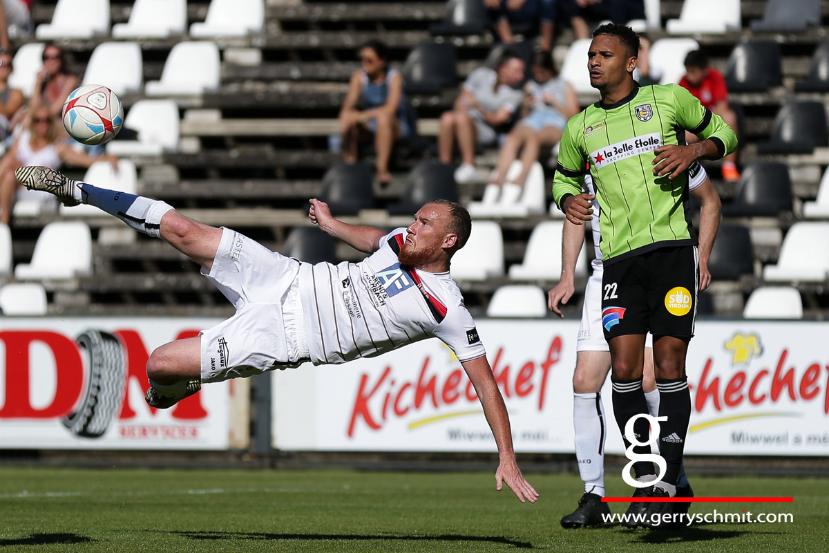 Benjamin Runser (UNA Strassen) tries to score by overhead kick