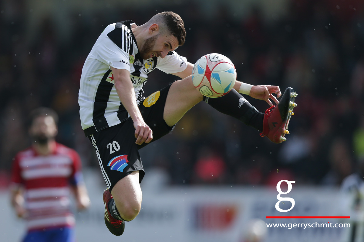 David Soares (Jeunesse Esch) controls the ball in the air