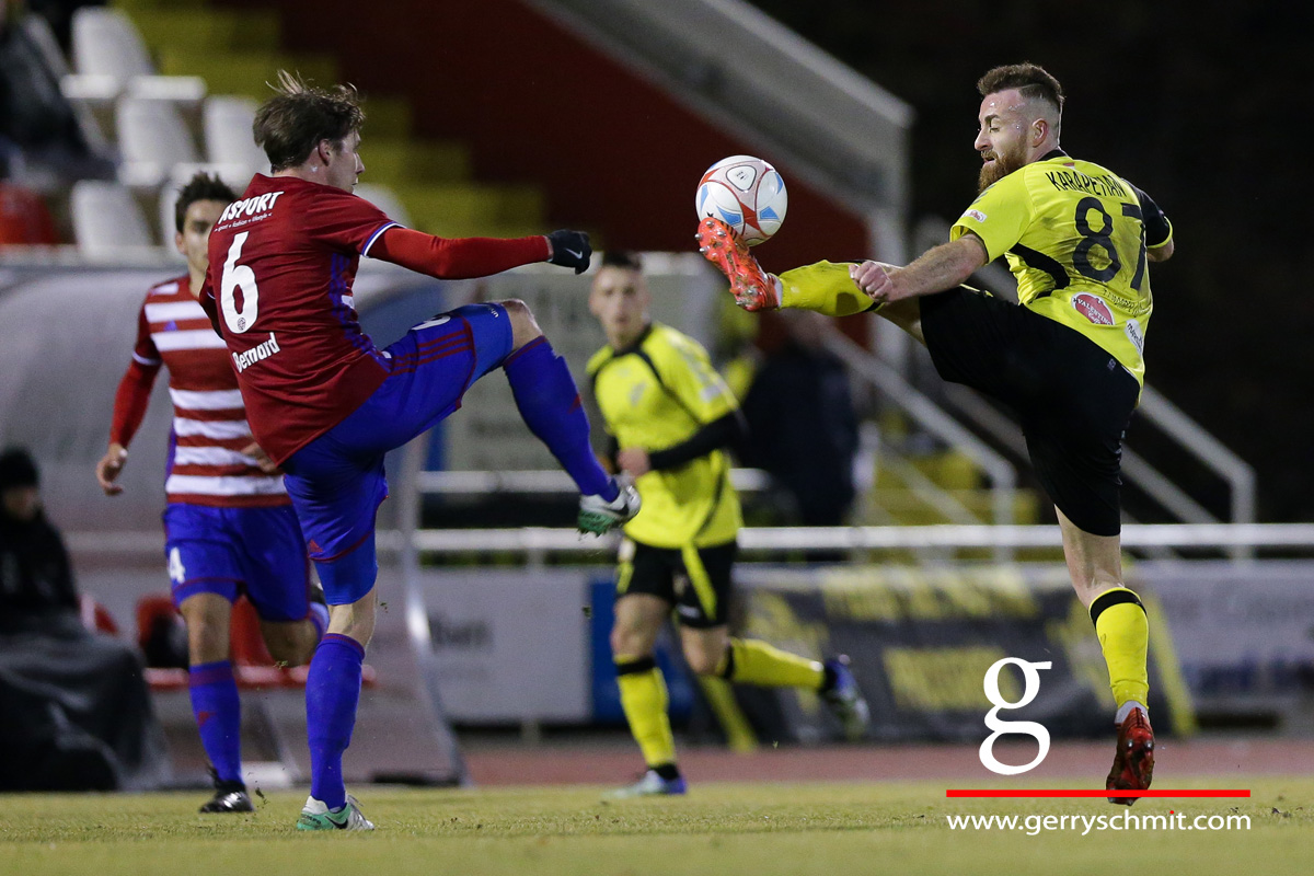 Aleksandre Karapetian (Progres Niederkorn) controls the ball
