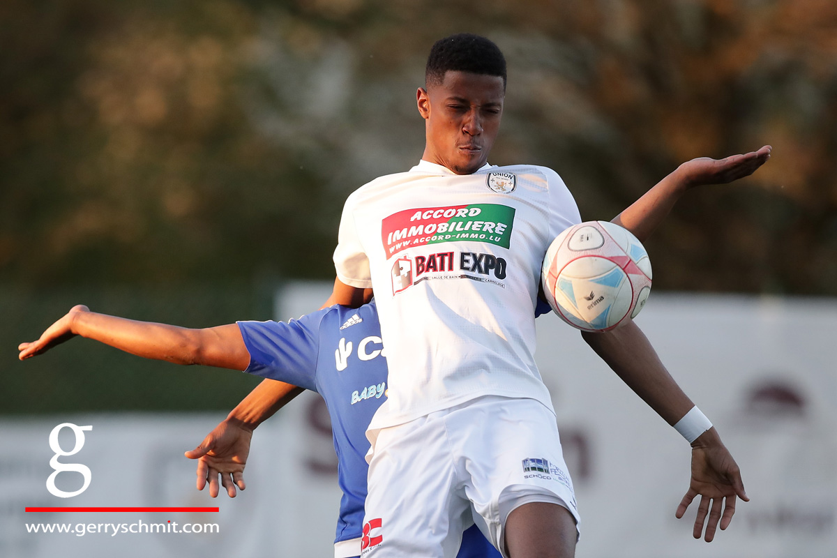 Duel between Alex Semedo (RFCUL, hidden) and Simon Banza (Titus Pétange)