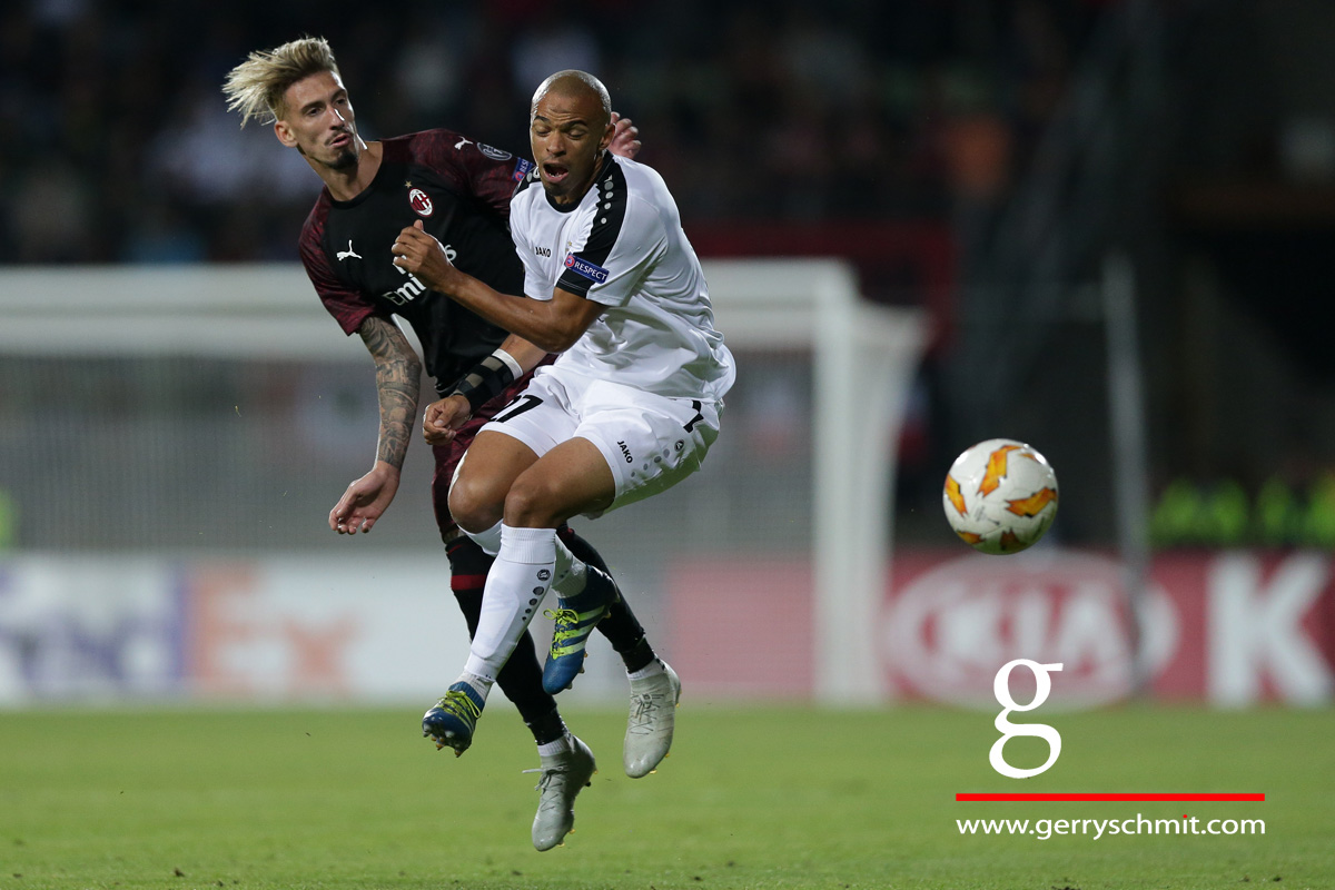 Duel between Samu Castillejo (AC Mailand, Milan #7) - Bryan Melisse (F91 Duedelingen - 27)